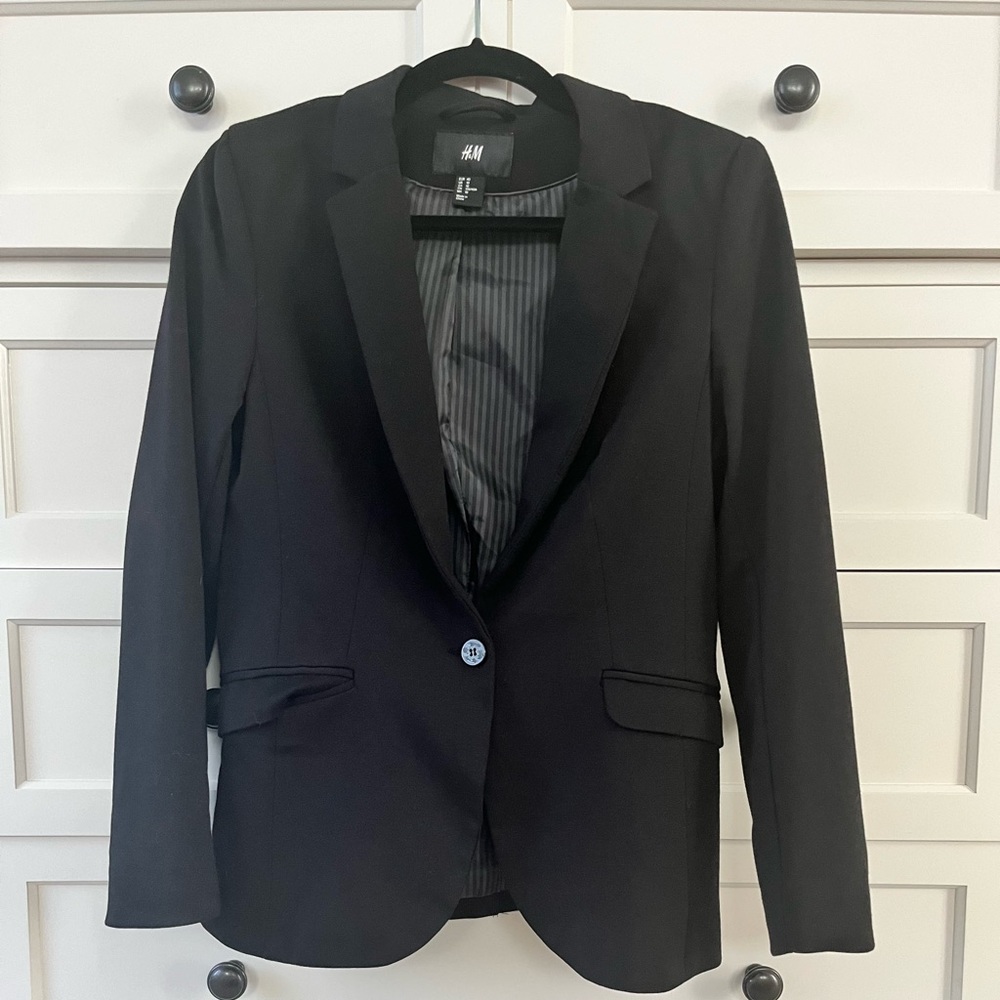 H&M Jacket with working pockets, only worn a few times and in great condition.
